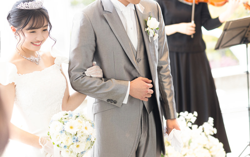 ゲストに祝福される新郎新婦の画像