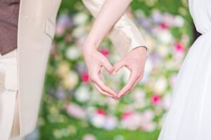 新郎新婦の2人の手で作ったハート型のウェディングの写真