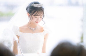 結婚証明書にサインをする花嫁の画像