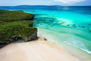 宮古島のエメラルドビーチと岩崖の俯瞰の画像